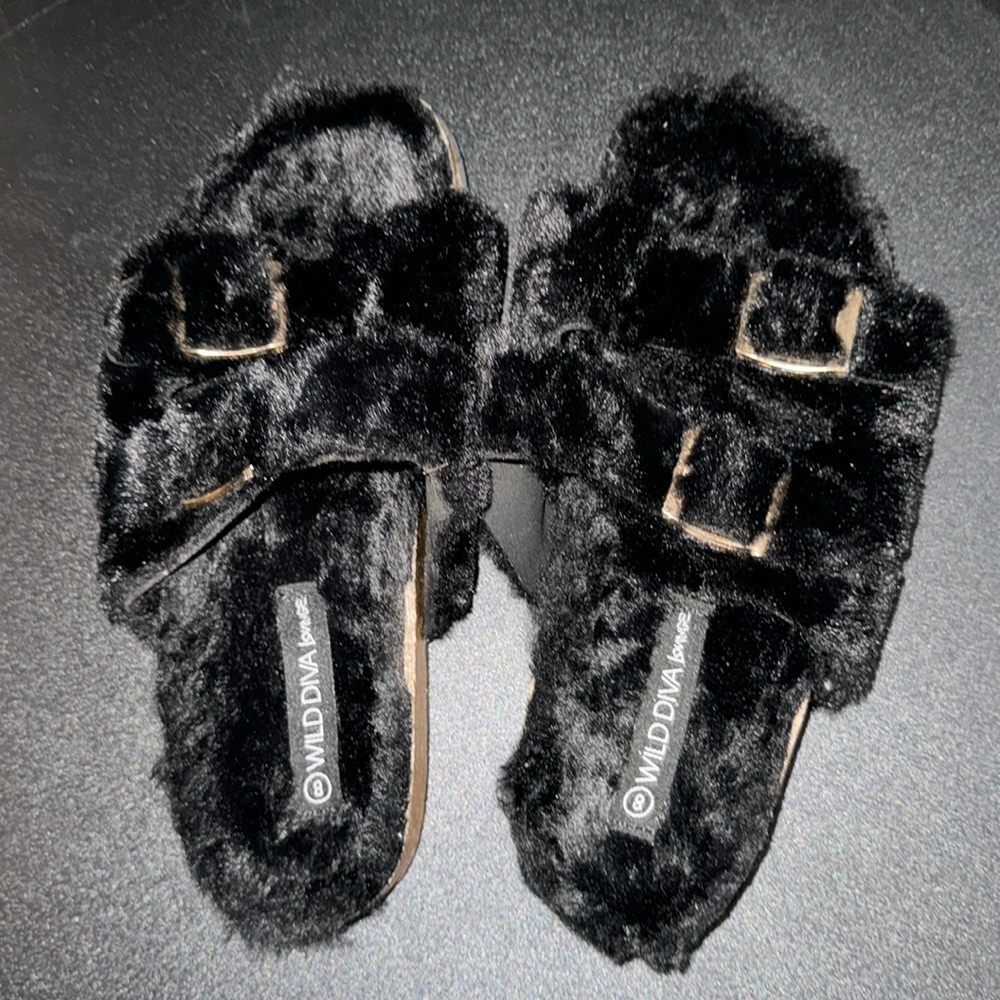 women’s size 8 black fuzzy sandals lightly worn